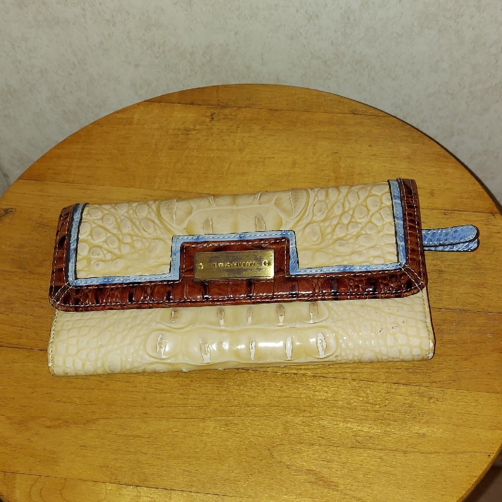 💙Brahmin Cream and Brown Croc-Embossed Wallet💙